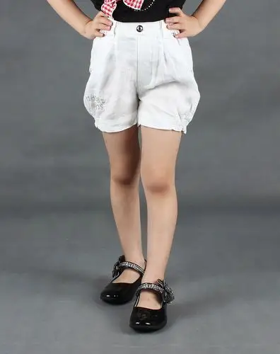 女童白色时尚短裤