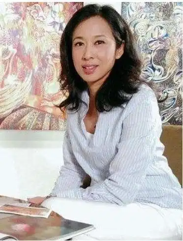 郭晶晶婆婆朱玲玲照片曝出陪老公到广州出差59岁仍惊艳四座