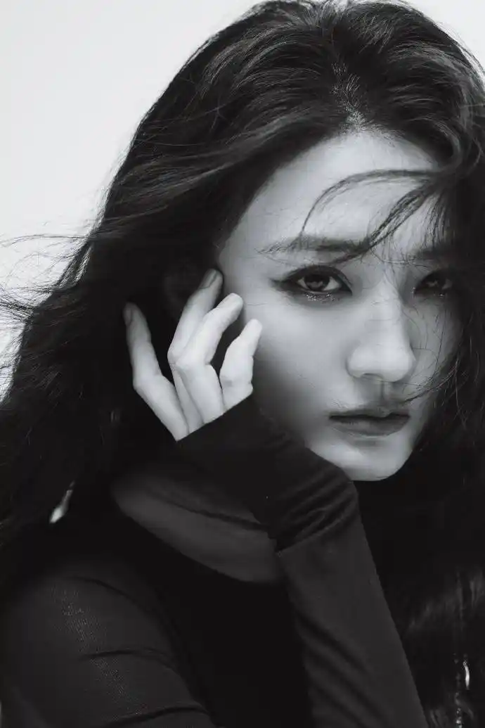 徐璐黑白酷飒大片曝光细腰长腿超养眼