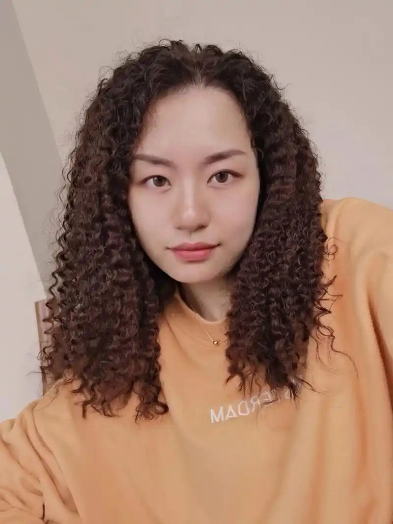 比上大学烫的卷卷还小一圈 在很小的一家店烫的,搬家很远,烫头发还是