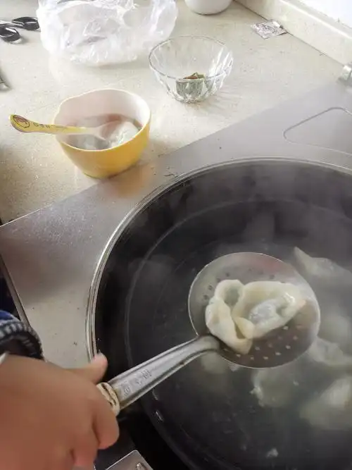 妈妈教我煮饺子,下次我可以自己煮饺子吃了!