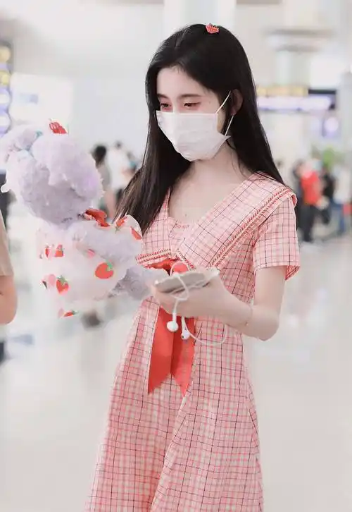 鞠婧祎依旧甜美,当矮个子穿上格纹裙,仙女气质挡也挡不住_女生_海军