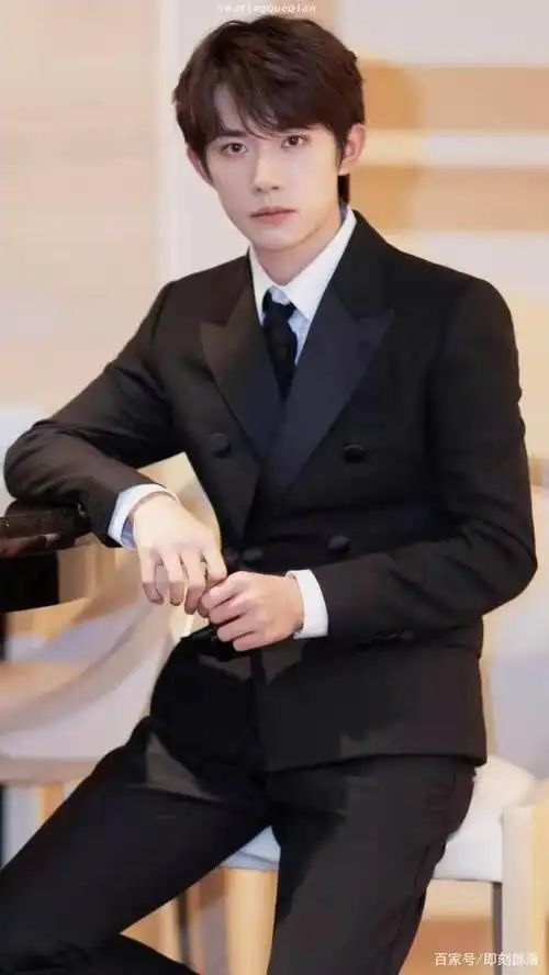易烊千玺黑色西装现身红毯,你家少爷变欧巴啦