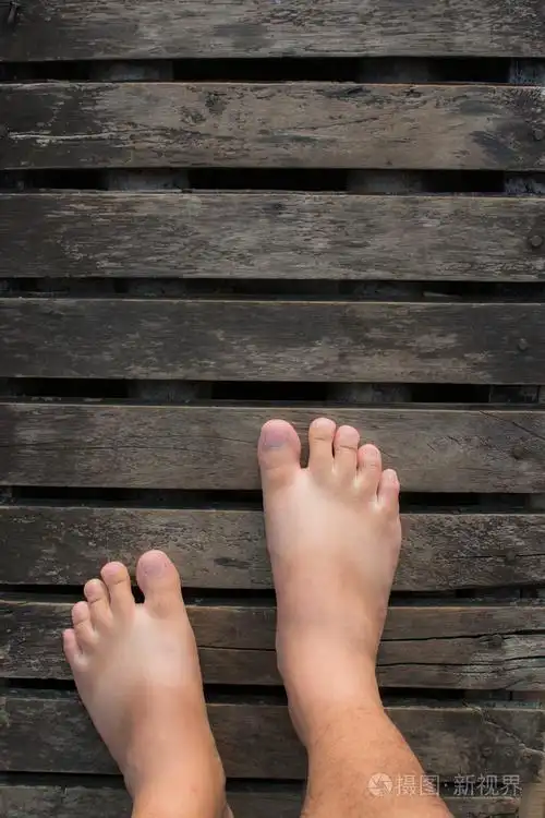 男的光着脚在木地板上