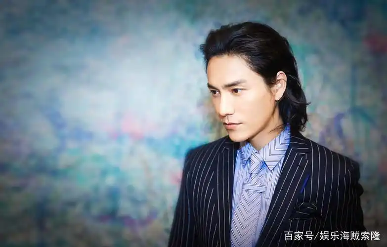 陈坤留中长发搭配干练西装,男人味依旧十足