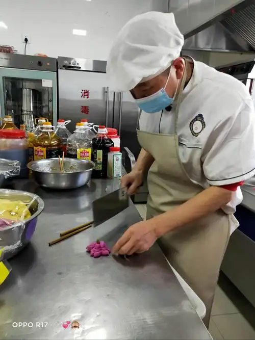 童心童话幼儿园厨房全体工作人员均参加此次竞赛.