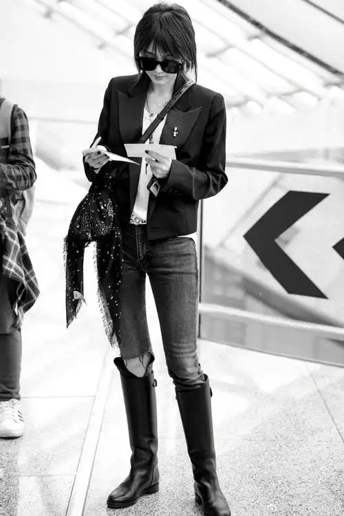 王子文穿牛仔裤秀竹竿腿全黑look现身气场强