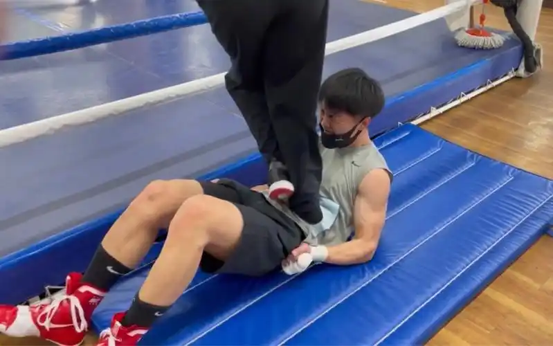 拳击手运动员腹部踩踏训练,体育生腹肌抗打击训练日常