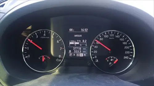 5月18日,天气预报37度的高温,仪表盘显示车外温度44度.