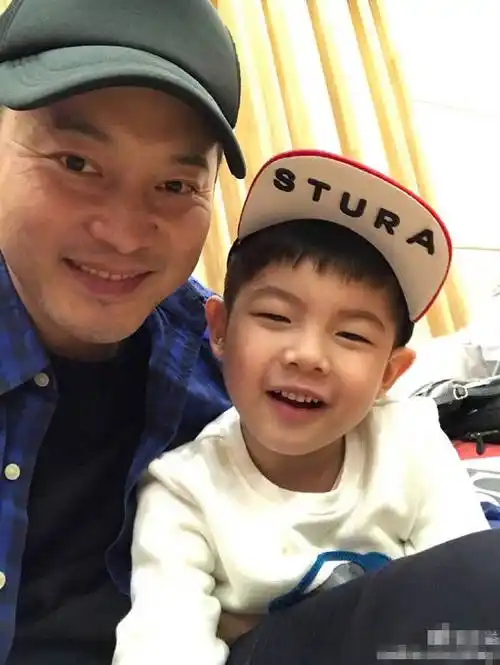 沙溢晒儿子萌照却遭嫌弃:一脸褶子影响看安吉(图)