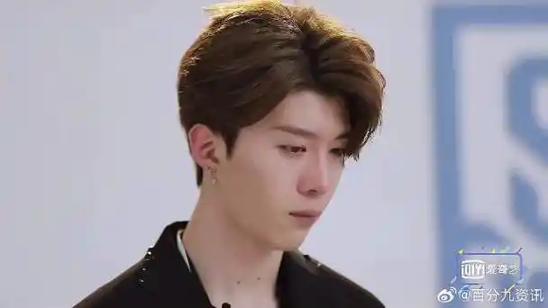 范丞丞崩溃当着镜头流泪,不想被说靠姐姐,让人太心疼了丨偶练