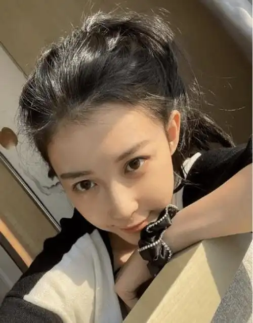 最近,潘玮柏的前女友宣云luna在社交媒体上晒出了一组聚会照片,引起了