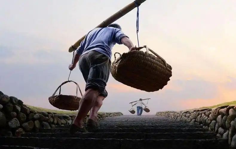 人在很远很远的地方放了一个很重的扁担,并告诉两兄弟需要把他们挑回