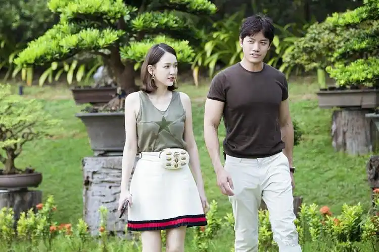 陈乔恩牵手艾伦我一点不惊奇两人默契穿情侣装像是在拍偶像剧