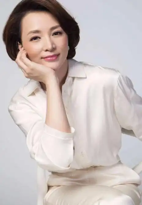 董卿不愧是"优雅代名词":裙不过膝,发不过肩,美得知性又迷人