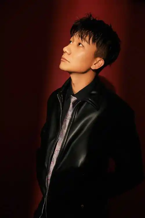 吴昊宸新年红大片释出情绪光影交织尽显雅痞率性