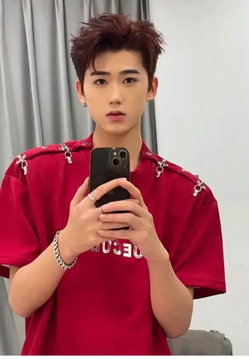 发型
#男生发型 #生活记录 #男生侧分 #龙须背头 #钢夹烫 #男士烫发