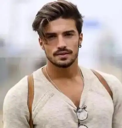 不习惯将头发剪得太短的型男,可以考虑这款侧梳油头