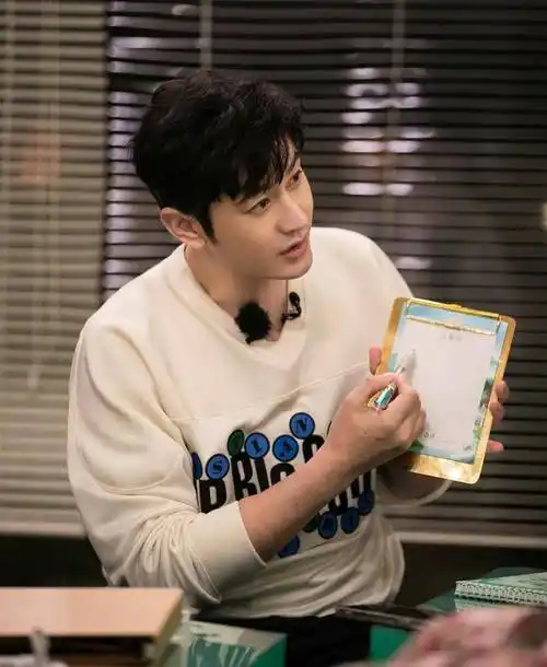 黄晓明终于摆脱了"油腻",综艺新造型清爽又干净,看起来稳重又