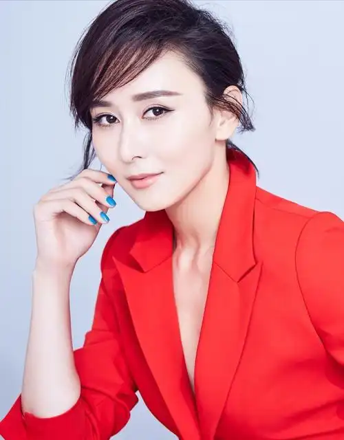 回顾班花胡静:靠美色征服了百亿富豪,嫁异国后受皇室册封