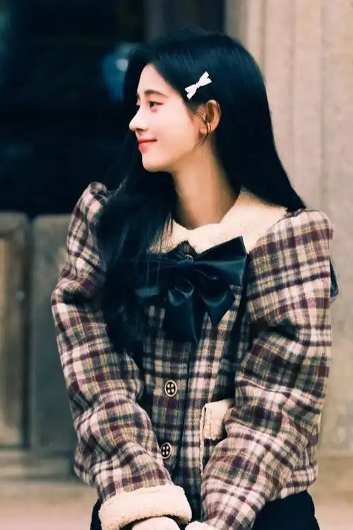 鞠婧祎最新街拍,橘色外套很亮眼,小个子照着穿时髦显高!