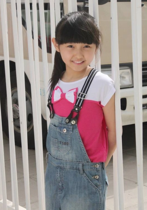 张子枫12岁照片被扒看清生图下的腿难怪她会疯狂减肥