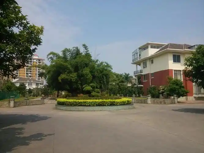 东方花园北海市高档别墅区,占地8x10,三面见光,建筑面积305㎡.