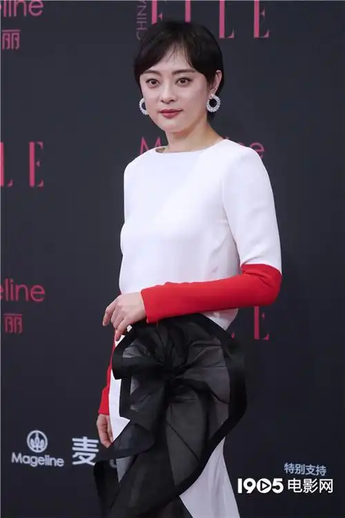 孙俪身着撞色设计感礼裙,优雅且摩登.