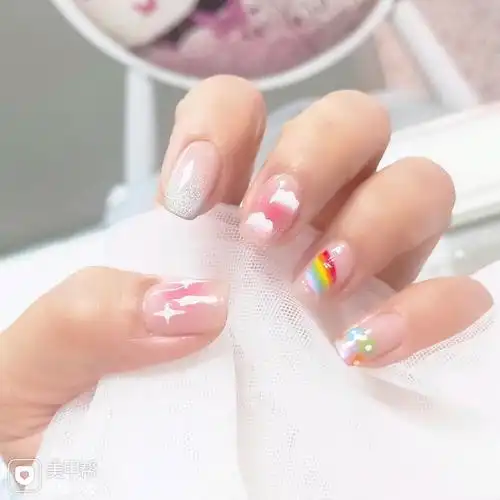 裸色方圆形夏天夏季彩虹美甲美甲图片