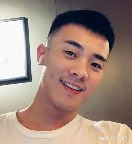 5款男生两边剃短发型清爽干净越剪越帅气新年剪一款试试
