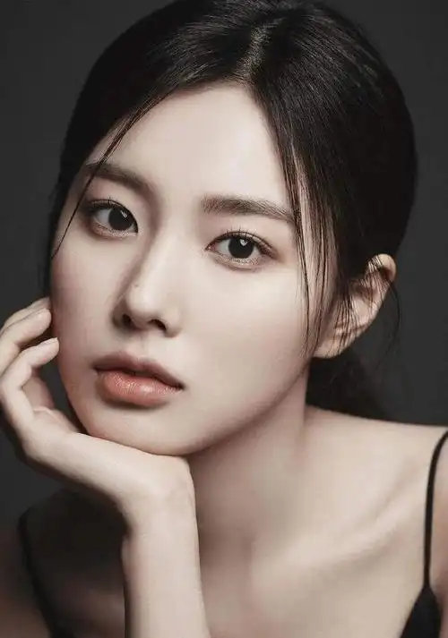 在很多人的印象当中,鹅蛋脸双眼皮,大眼睛,高鼻梁,小嘴巴还是美女的