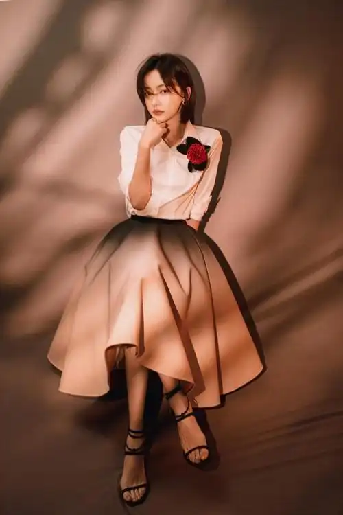 吴谨言怎么瘦成这样了衬衣塞进半裙蛮腰太细这身材没有80斤吧