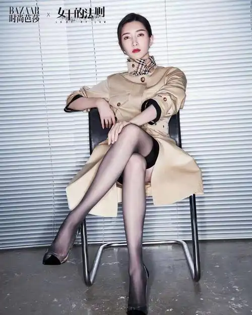 照片中的江疏影涂上大红唇,穿上黑丝袜和高跟鞋,霸气地交叉二郎腿坐在