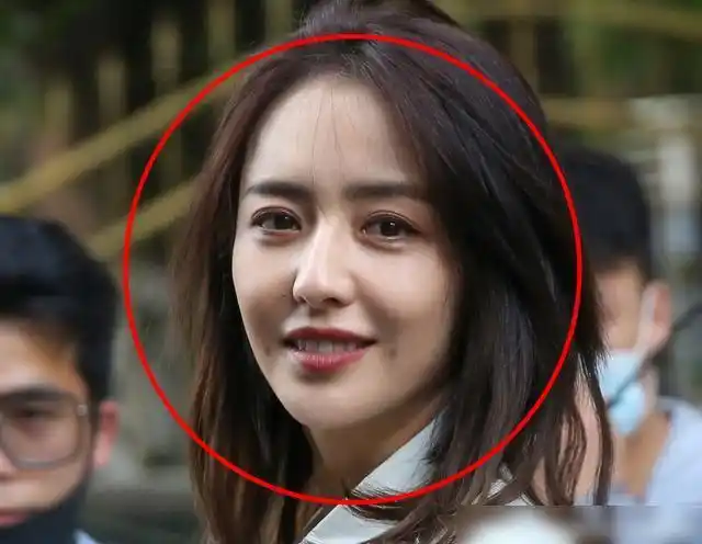 佟丽娅工作室晒花絮照丝毫不带美颜滤镜37岁的状态看愣我了