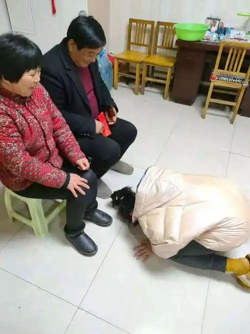 汝州市有道实验教育集团汝南校区七二班2021年春节叩拜长辈活动