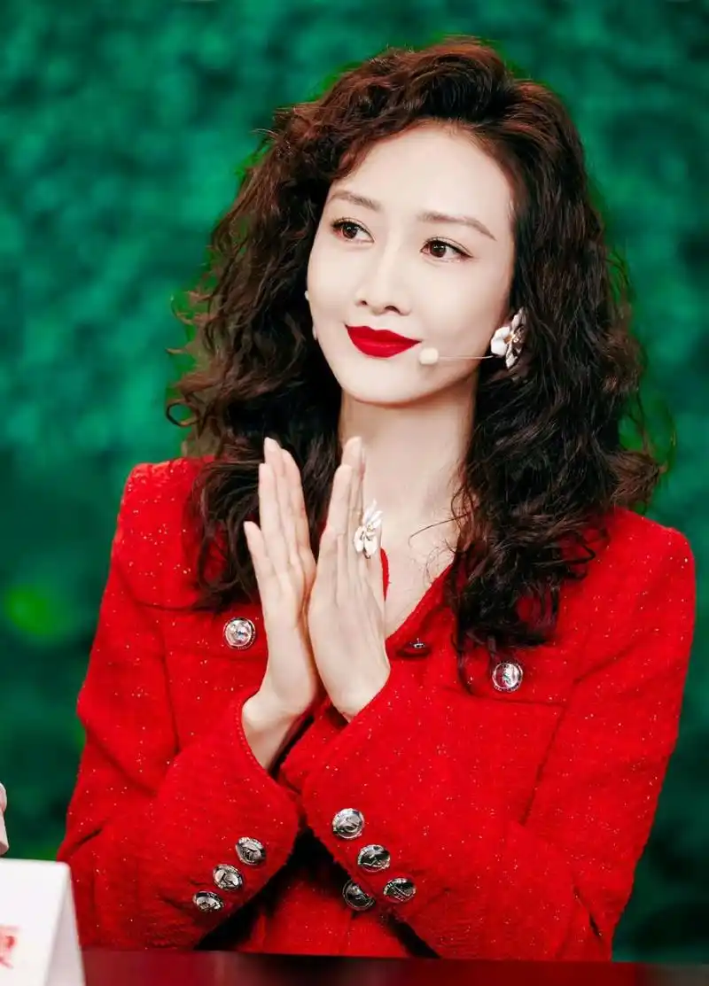 没有王鸥驾驭不了的发型和衣服,这身红色复古套裙和经典大波浪发型还