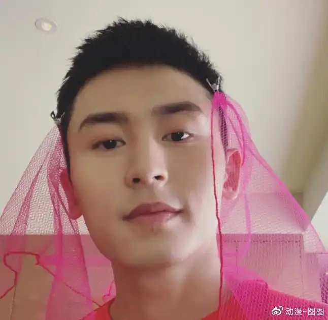 张哲瀚晒自拍美照上演作妖大片网友调侃大哥你哪位