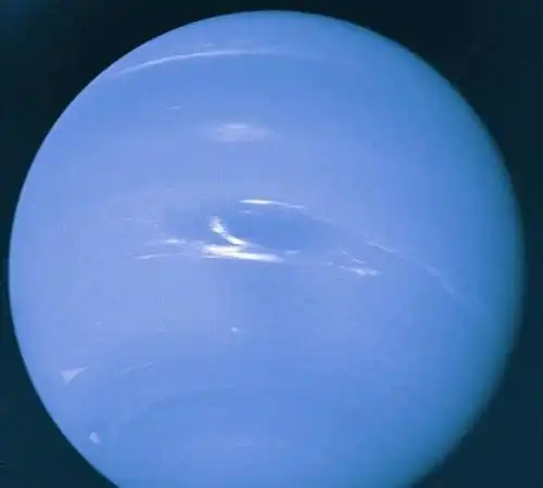 虽然与其它七个行星都属于太阳系的行星阵营,但是天王星有许多地方,与