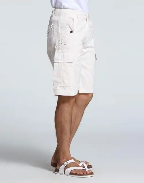 男款沙白色多袋休闲短裤