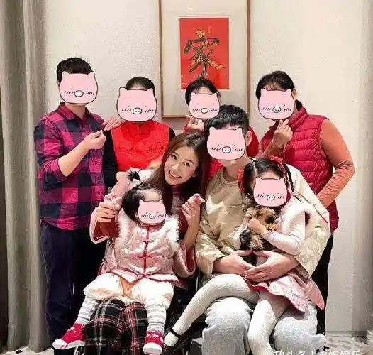 晒全家福:张子萱一家八口出镜,黄晓明身旁不见baby_画面_妈妈_全家人