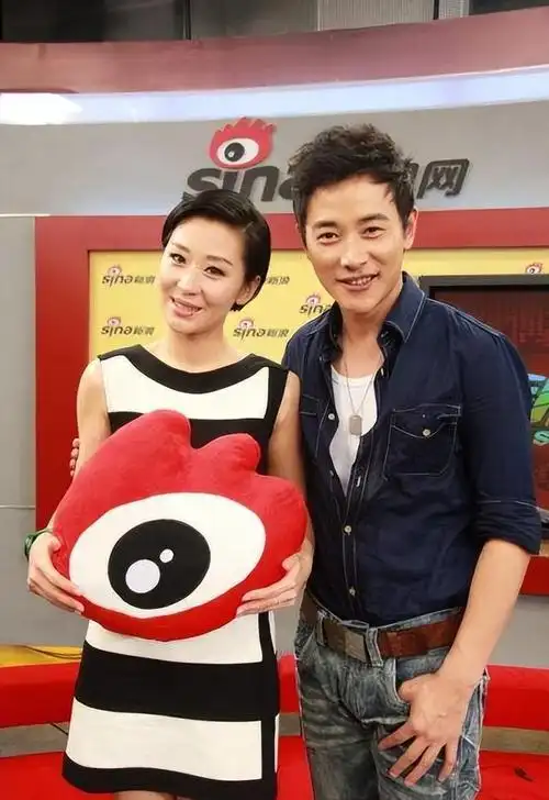 2013年,罗晋掏20万帮苗圃老爸治病,她却扭头嫁大21岁百亿富豪