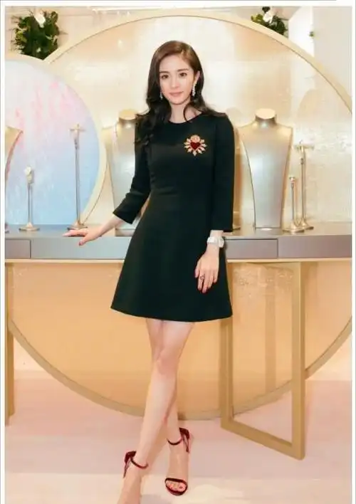 杨幂女王站vs杨颖少女站现在流行哪个