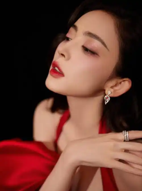 古力娜扎最新红玫瑰礼服造型,明艳照人,简直让人心动不已!