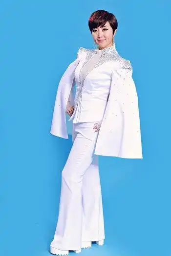 歌手格格多年以来,格格一直坚持演唱充满民族特色和民族感情的歌曲,"