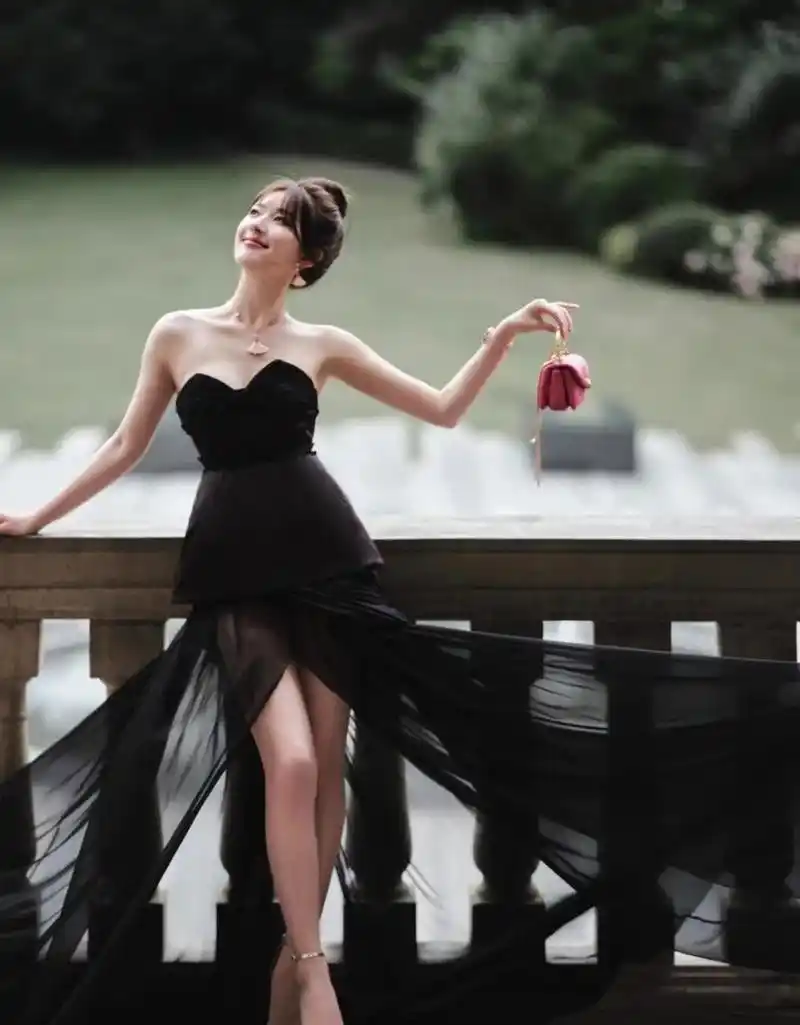 赵露思|今日造型图,黑色抹胸连衣裙?