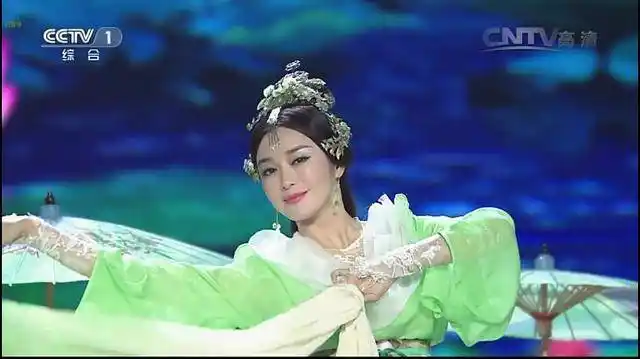 秦岚整容失败又回春,感情至今无着落,从琼女郎出道至今她到底怎么了