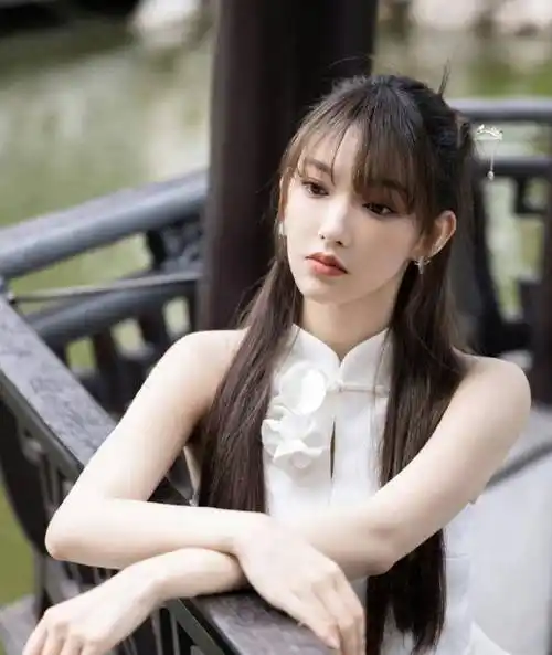 白鹿的紫色眼妆真的很漂亮,相比程潇的白玫瑰西装裙更加抢眼_发夹