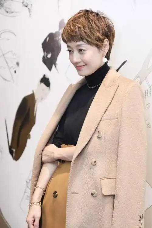 马伊琍太有都市女强人的感觉了短发配挺阔风衣看着挺干练