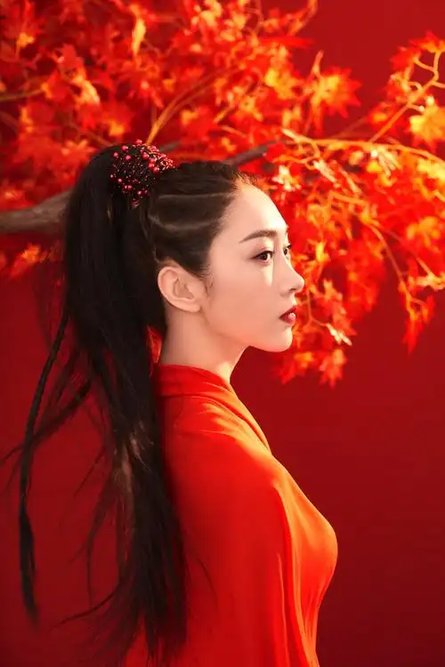 组图:宣璐红衣女侠装英气十足 梳高马尾佩宝剑尽显好身材