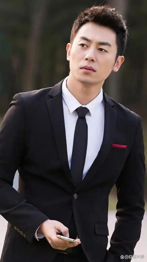 朱亚文"宠妻"人设崩塌?搂抱女化妆师拍亲密照,其配文太过暧昧